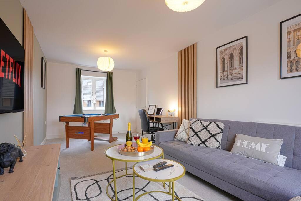 Glebe House - 5 Bedroom 3 Bathroom - Sleeps 10 - Driveway Parking, Fast Wifi, Smarttvs With Skytv, Xbox And Netflix By Yoko Holiday home