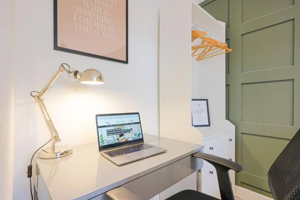 Glebe House - 5 Bedroom 3 Bathroom - Sleeps 10 - Driveway Parking, Fast Wifi, Smarttvs With Skytv, Xbox And Netflix By Yoko Holiday home Milton Keynes