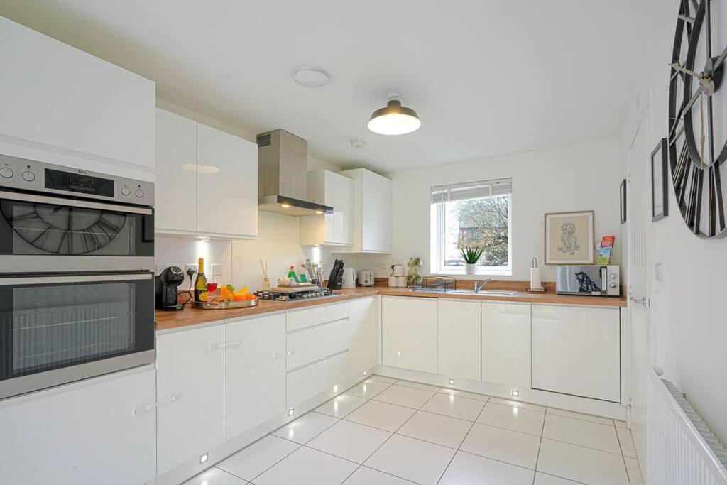 Holiday home Glebe House - 5 Bedroom 3 Bathroom - Sleeps 10 - Driveway Parking, Fast Wifi, Smarttvs With Skytv, Xbox And Netflix By Yoko Milton Keynes