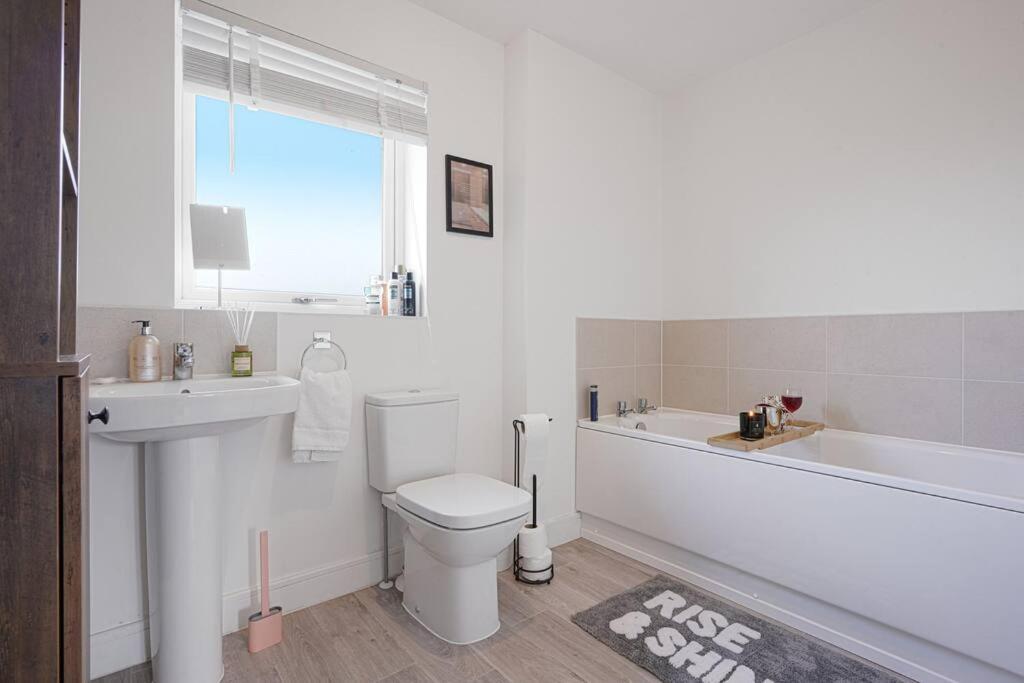 Glebe House - 5 Bedroom 3 Bathroom - Sleeps 10 - Driveway Parking, Fast Wifi, Smarttvs With Skytv, Xbox And Netflix By Yoko *