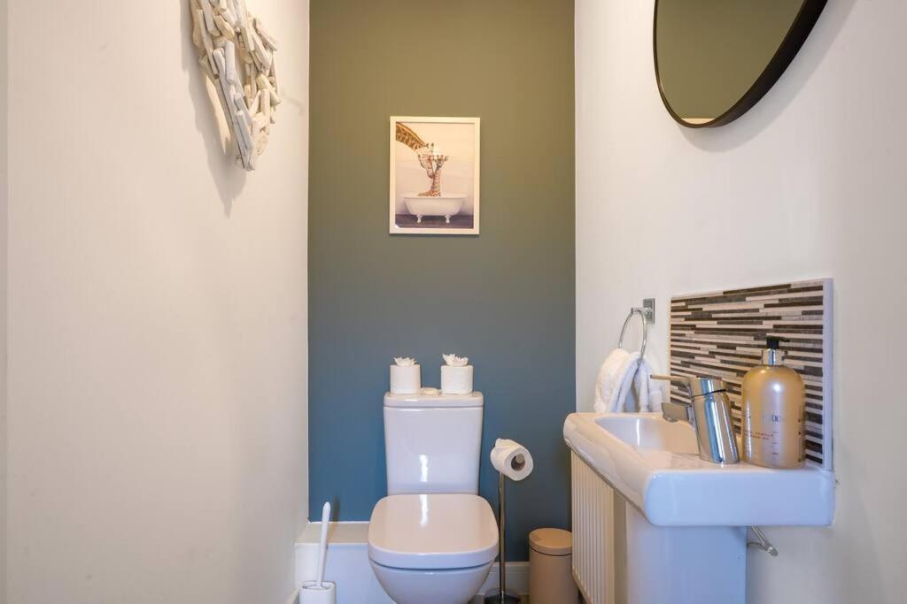Glebe House - 5 Bedroom 3 Bathroom - Sleeps 10 - Driveway Parking, Fast Wifi, Smarttvs With Skytv, Xbox And Netflix By Yoko Milton Keynes