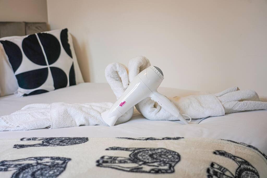 Holiday home Glebe House - 5 Bedroom 3 Bathroom - Sleeps 10 - Driveway Parking, Fast Wifi, Smarttvs With Skytv, Xbox And Netflix By Yoko Milton Keynes