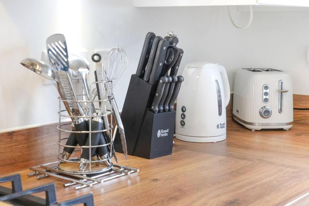 Glebe House - 5 Bedroom 3 Bathroom - Sleeps 10 - Driveway Parking, Fast Wifi, Smarttvs With Skytv, Xbox And Netflix By Yoko *