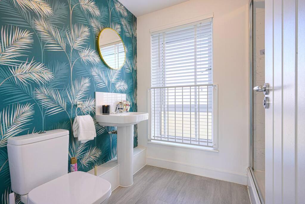 Holiday home Glebe House - 5 Bedroom 3 Bathroom - Sleeps 10 - Driveway Parking, Fast Wifi, Smarttvs With Skytv, Xbox And Netflix By Yoko