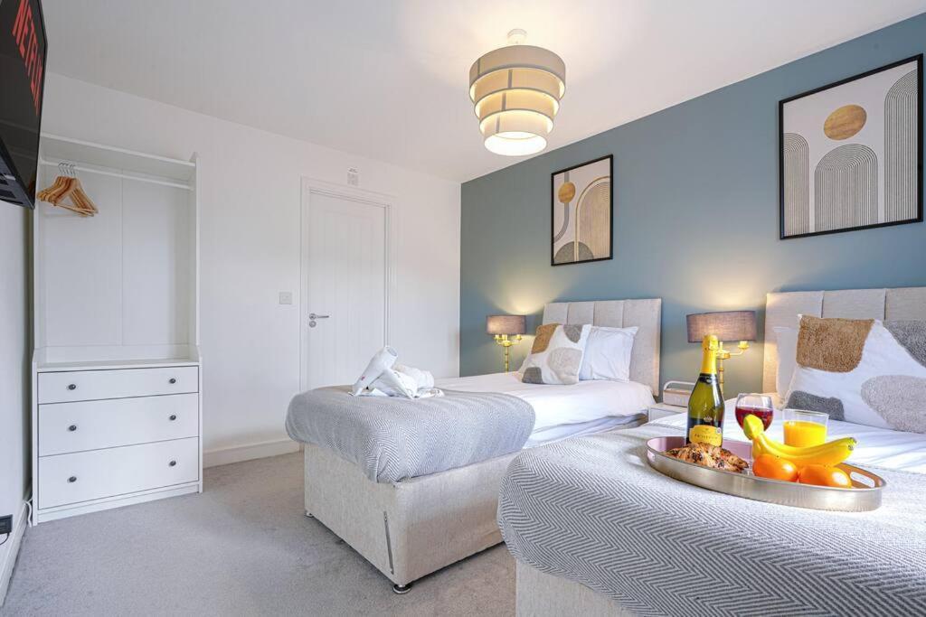 Holiday home Glebe House - 5 Bedroom 3 Bathroom - Sleeps 10 - Driveway Parking, Fast Wifi, Smarttvs With Skytv, Xbox And Netflix By Yoko Milton Keynes