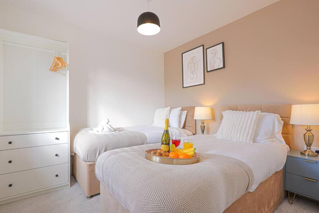 Holiday home Glebe House - 5 Bedroom 3 Bathroom - Sleeps 10 - Driveway Parking, Fast Wifi, Smarttvs With Skytv, Xbox And Netflix By Yoko