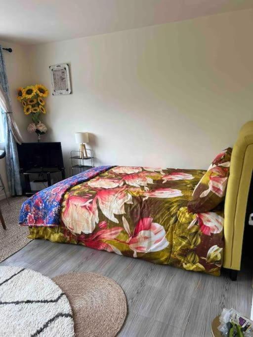 Apartment Self-checkin Flat With Kitchen, Large Bed, Park View, Lots Of Parking, Across Mk Centre, Shops, Malls, Restaurants, Attractions & Near The Hospital *