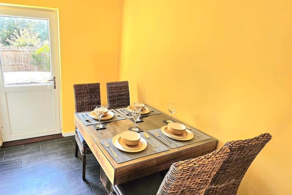 Casa de férias Cozy 3-bed House Near Willen With Garden