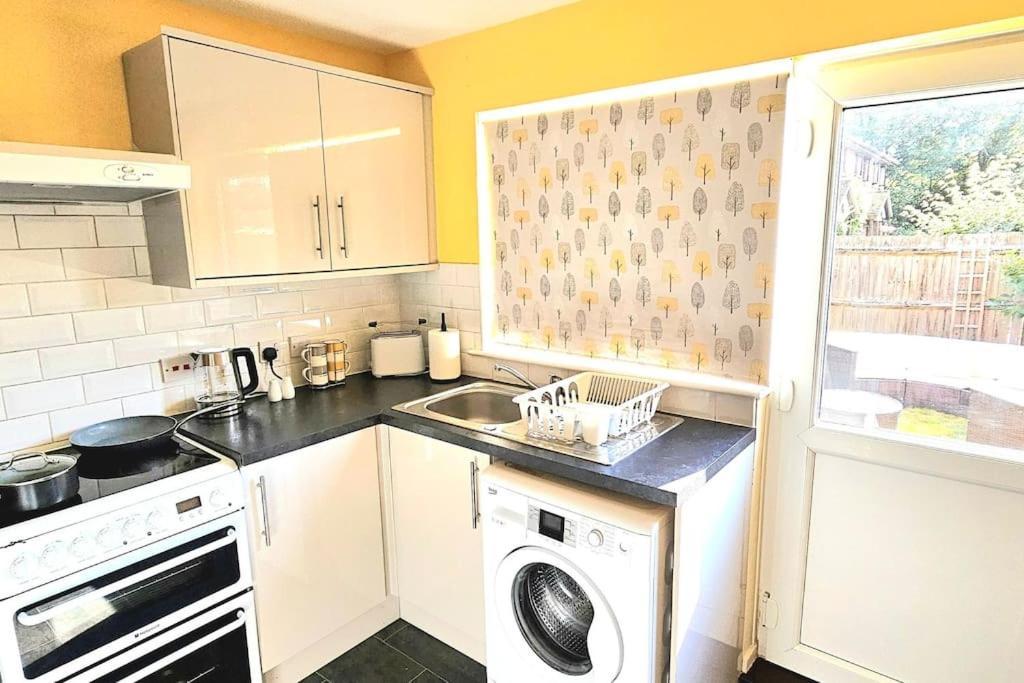 Cozy 3-bed House Near Willen With Garden Casa de férias