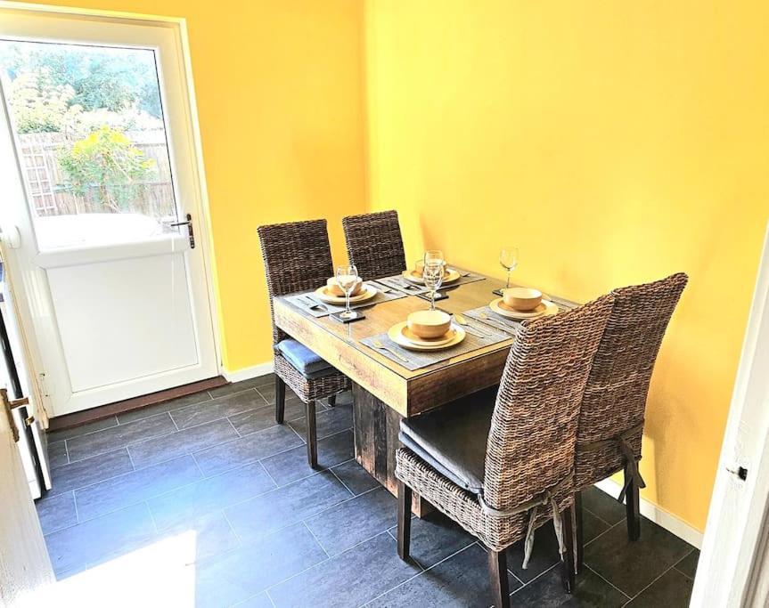 Cozy 3-bed House Near Willen With Garden Milton Keynes