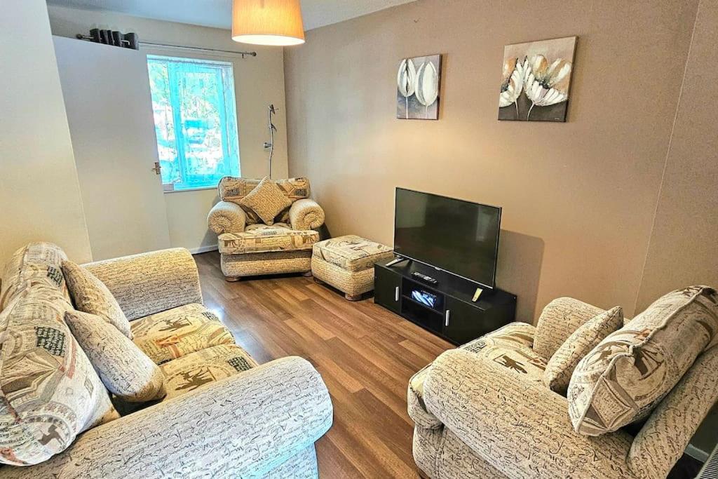 Cozy 3-bed House Near Willen With Garden Milton Keynes