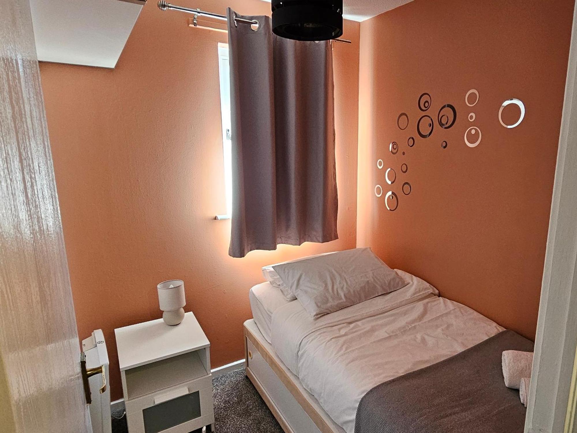 Cozy 3-bed House Near Willen With Garden Casa de férias