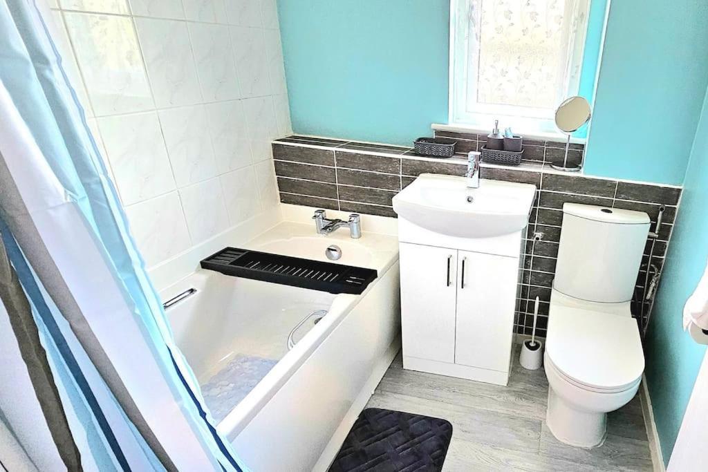 Casa de férias Cozy 3-bed House Near Willen With Garden