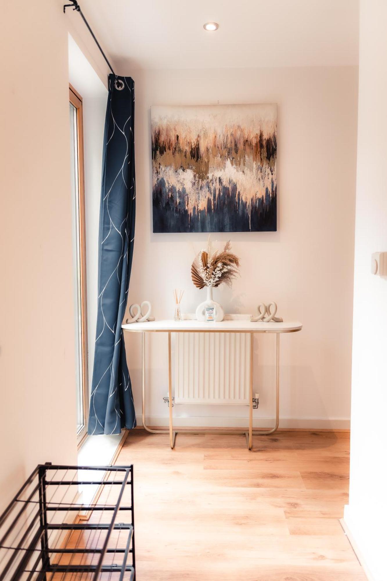 Stylish 2 Bedroom Balcony - Free Underground Parking - Cmk Apartment