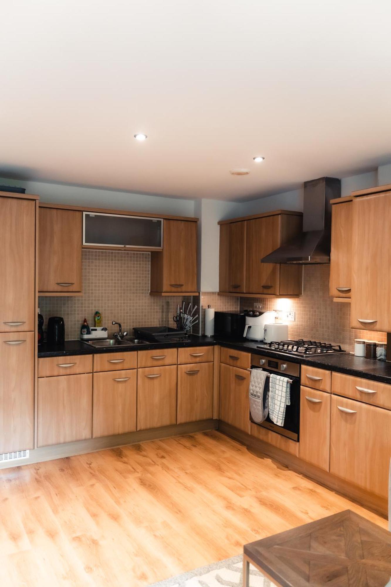 Stylish 2 Bedroom Balcony - Free Underground Parking - Cmk