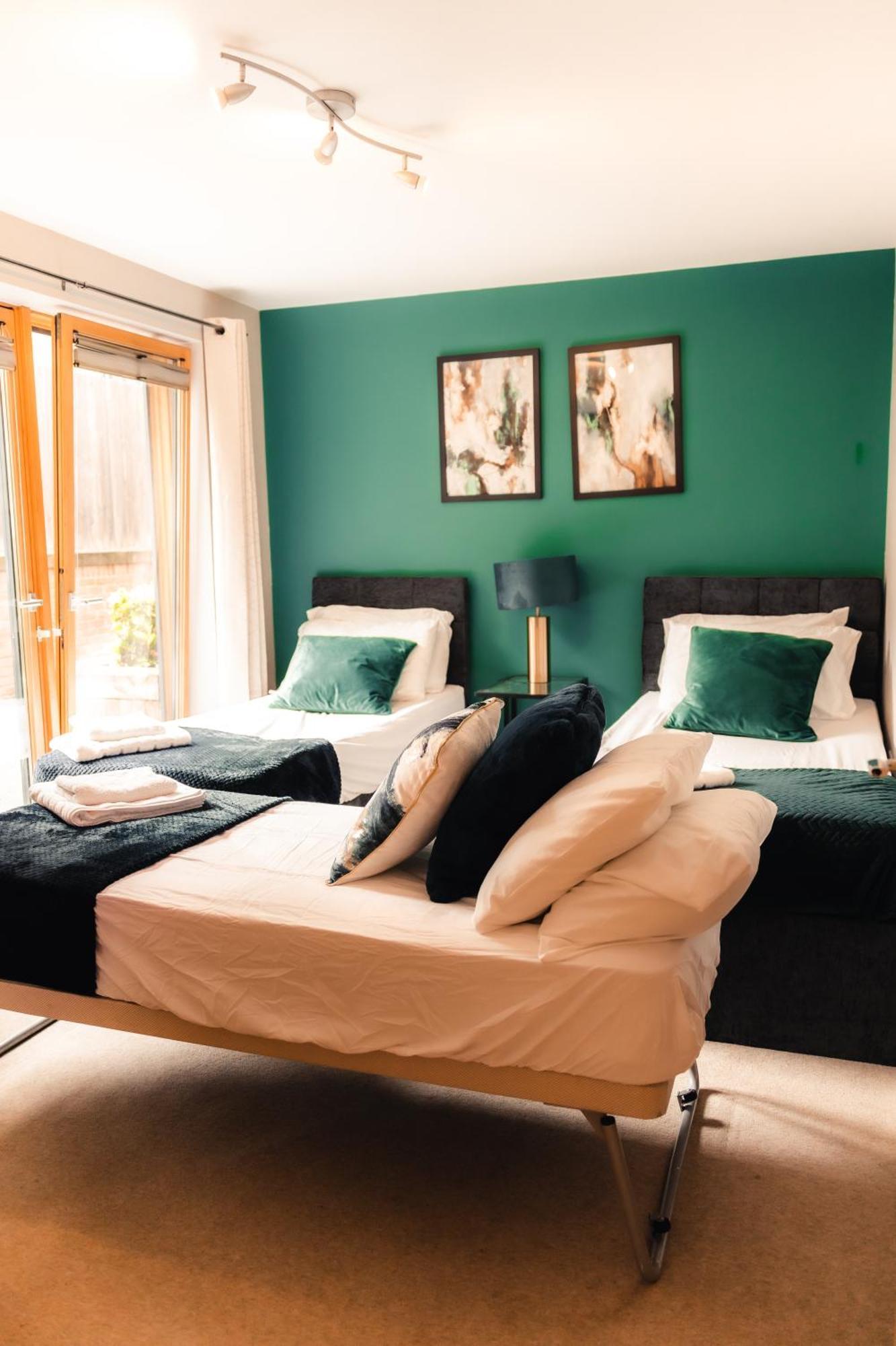 Stylish 2 Bedroom Balcony - Free Underground Parking - Cmk Apartment