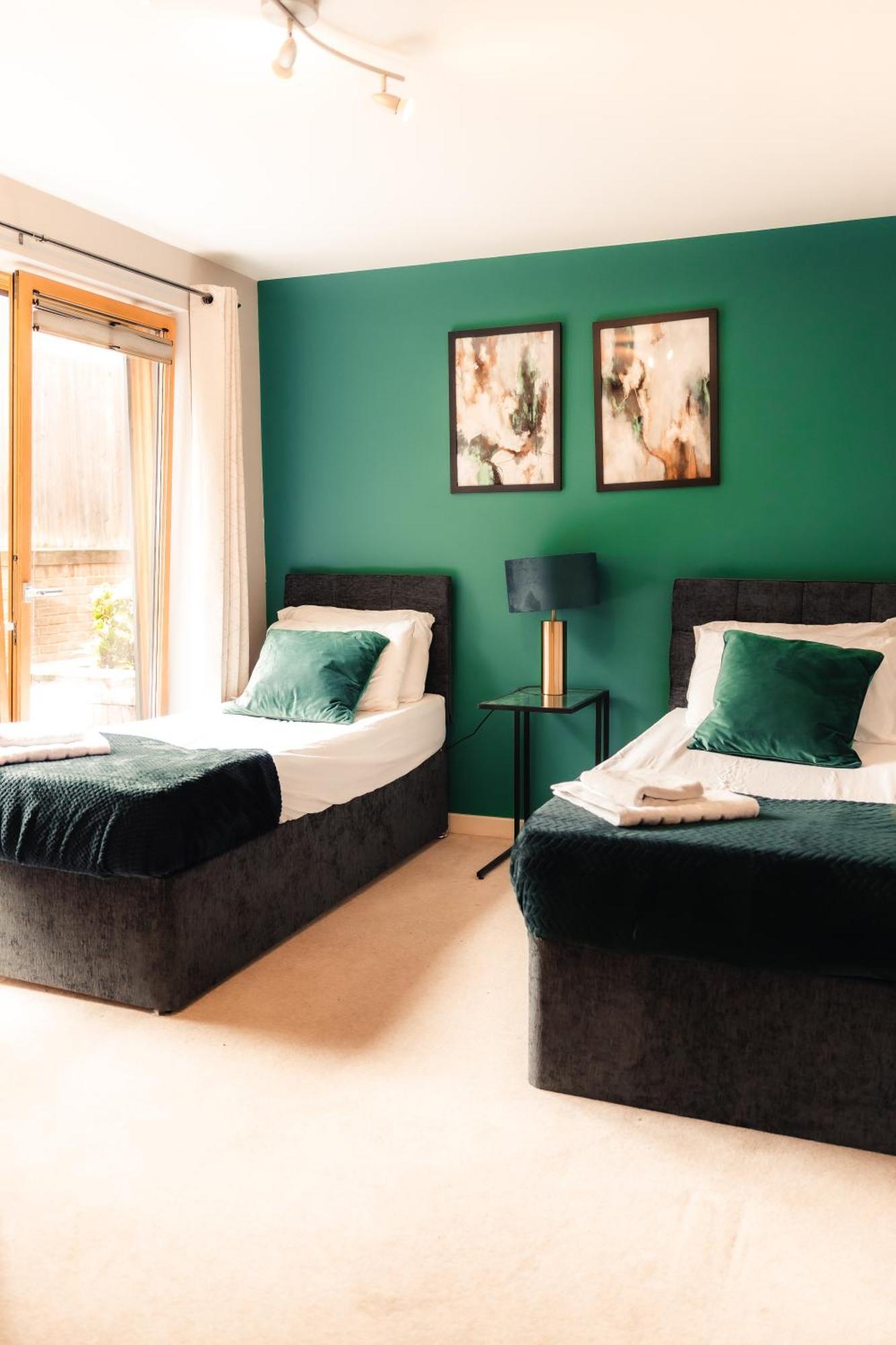 Stylish 2 Bedroom Balcony - Free Underground Parking - Cmk *