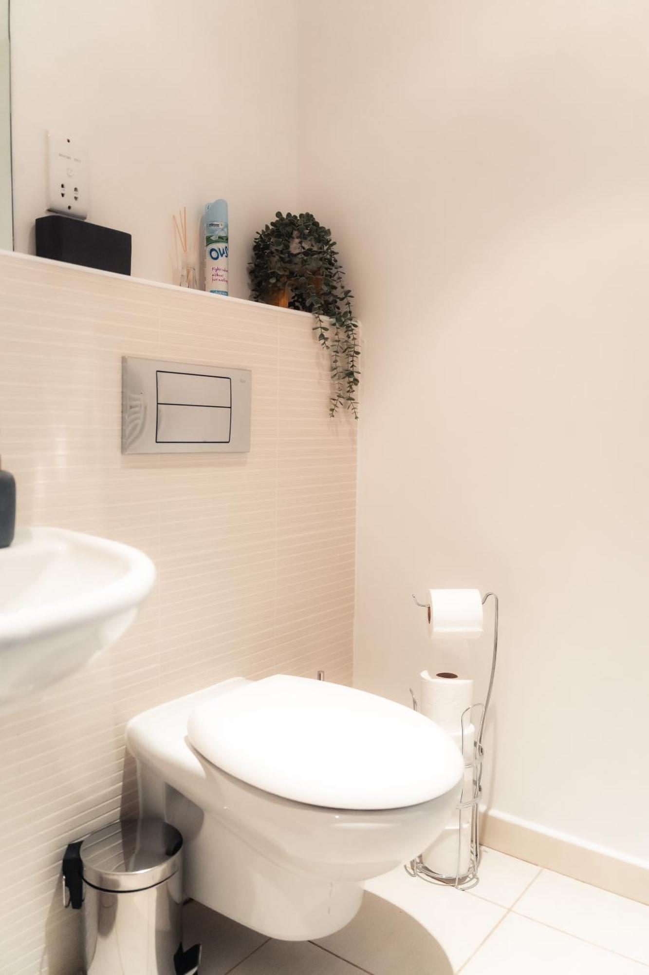 Stylish 2 Bedroom Balcony - Free Underground Parking - Cmk Apartment *