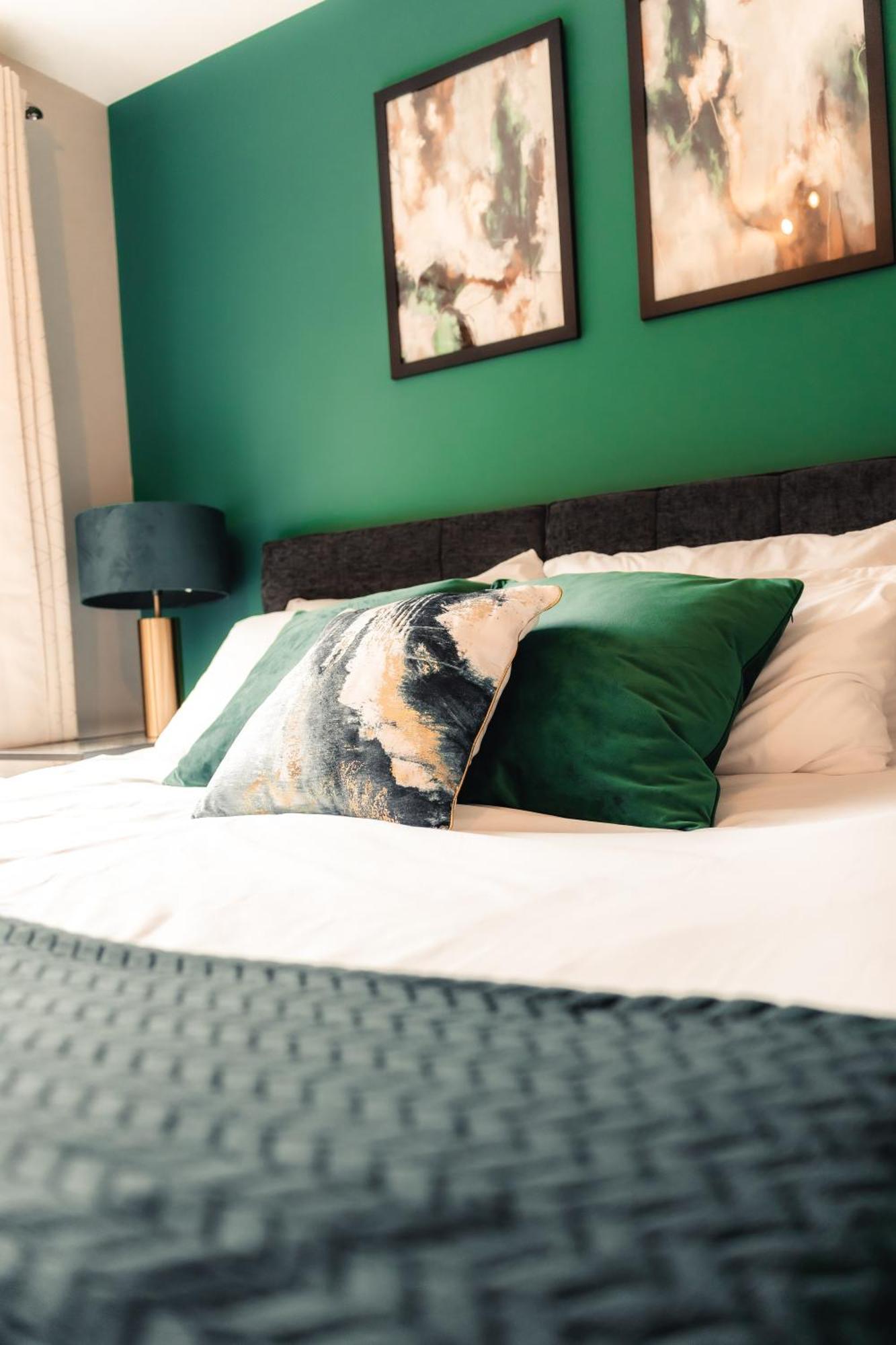 Stylish 2 Bedroom Balcony - Free Underground Parking - Cmk *