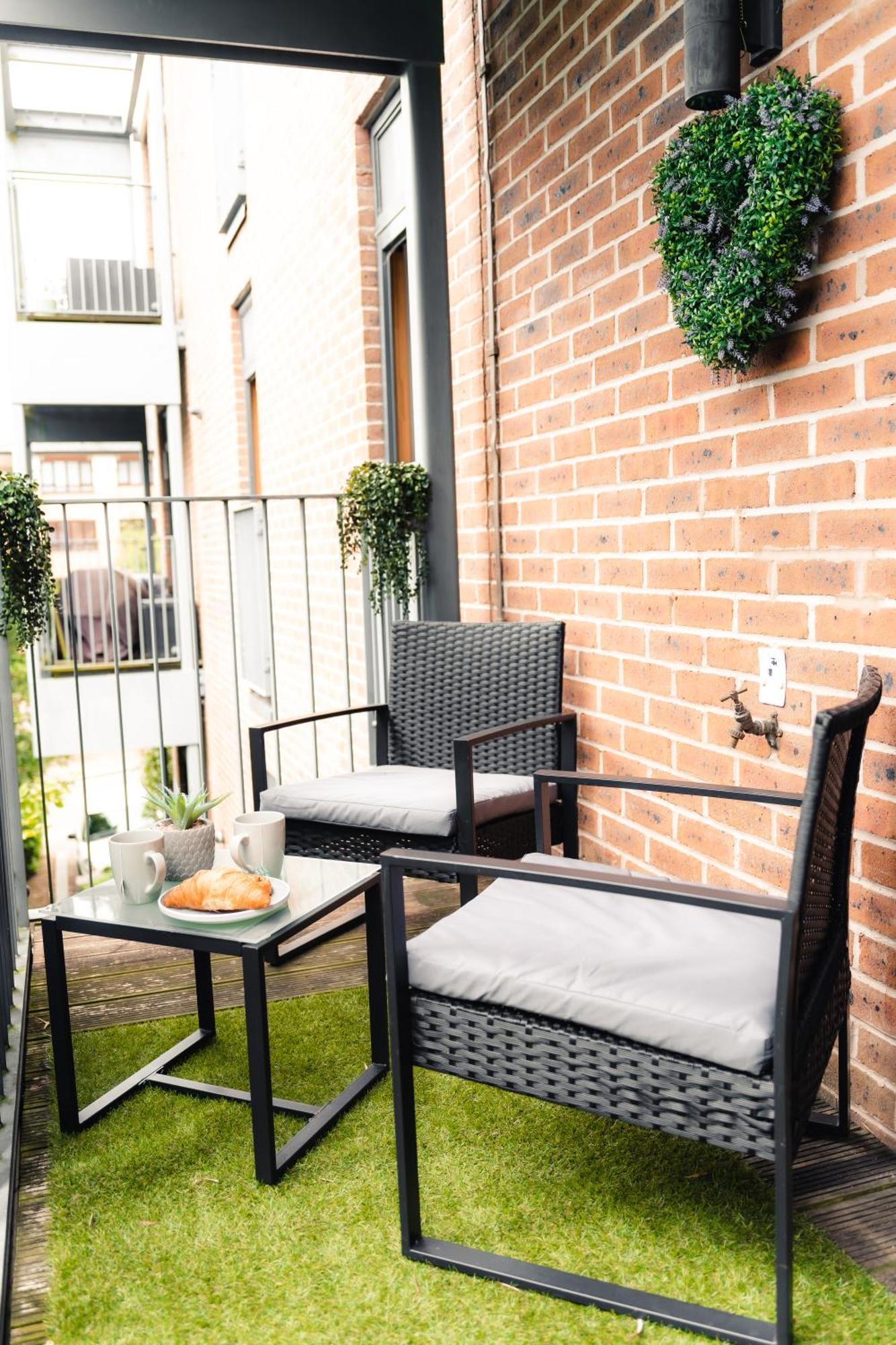 Stylish 2 Bedroom Balcony - Free Underground Parking - Cmk Apartment
