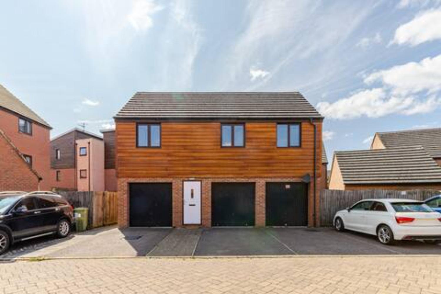 Lovely With Garden & Parking Apartment *