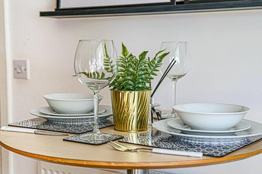 Holiday home Stylish House With Smart Tvs And Netflix, Fast Wifi, Free Parking And Garden By Yoko *