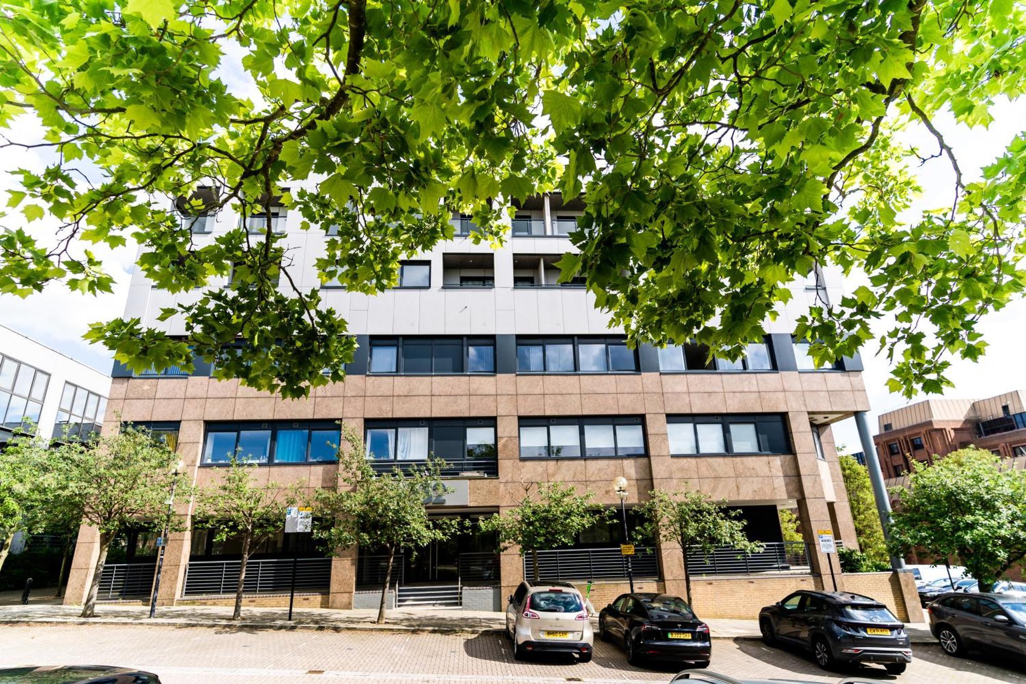 Apartment Chic One-Bedroom Apartment - Fast Wi-Fi, 4 Mins From Station, Perfect For Relocation By Av Hughes Properties Milton Keynes