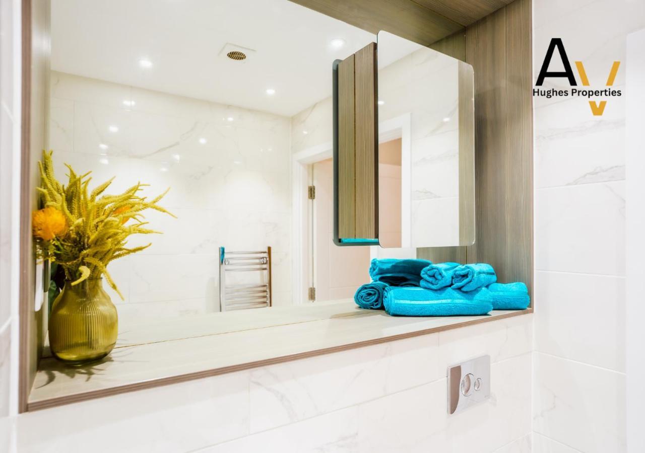 Chic One-Bedroom Apartment - Fast Wi-Fi, 4 Mins From Station, Perfect For Relocation By Av Hughes Properties * Milton Keynes