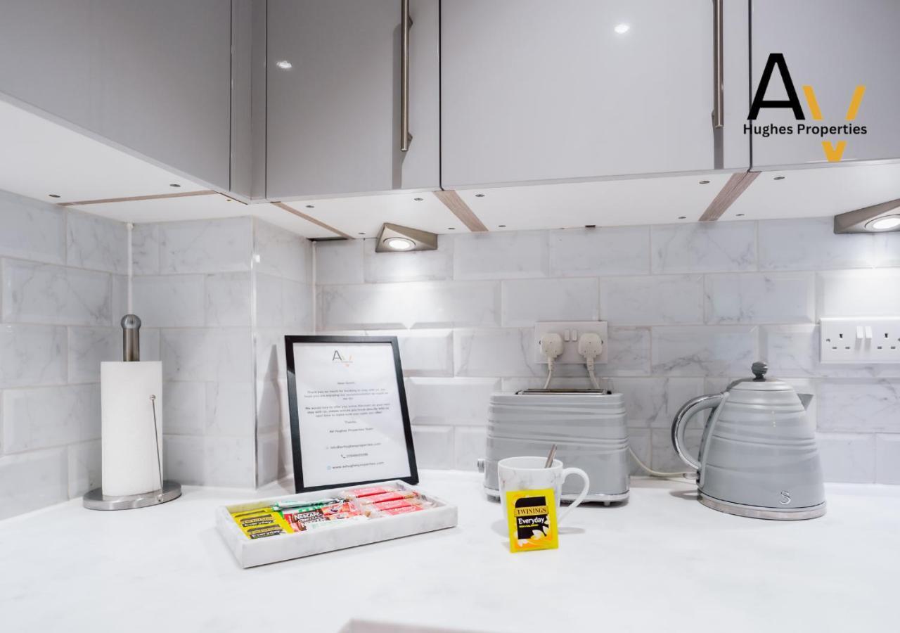 Chic One-Bedroom Apartment - Fast Wi-Fi, 4 Mins From Station, Perfect For Relocation By Av Hughes Properties Apartment *