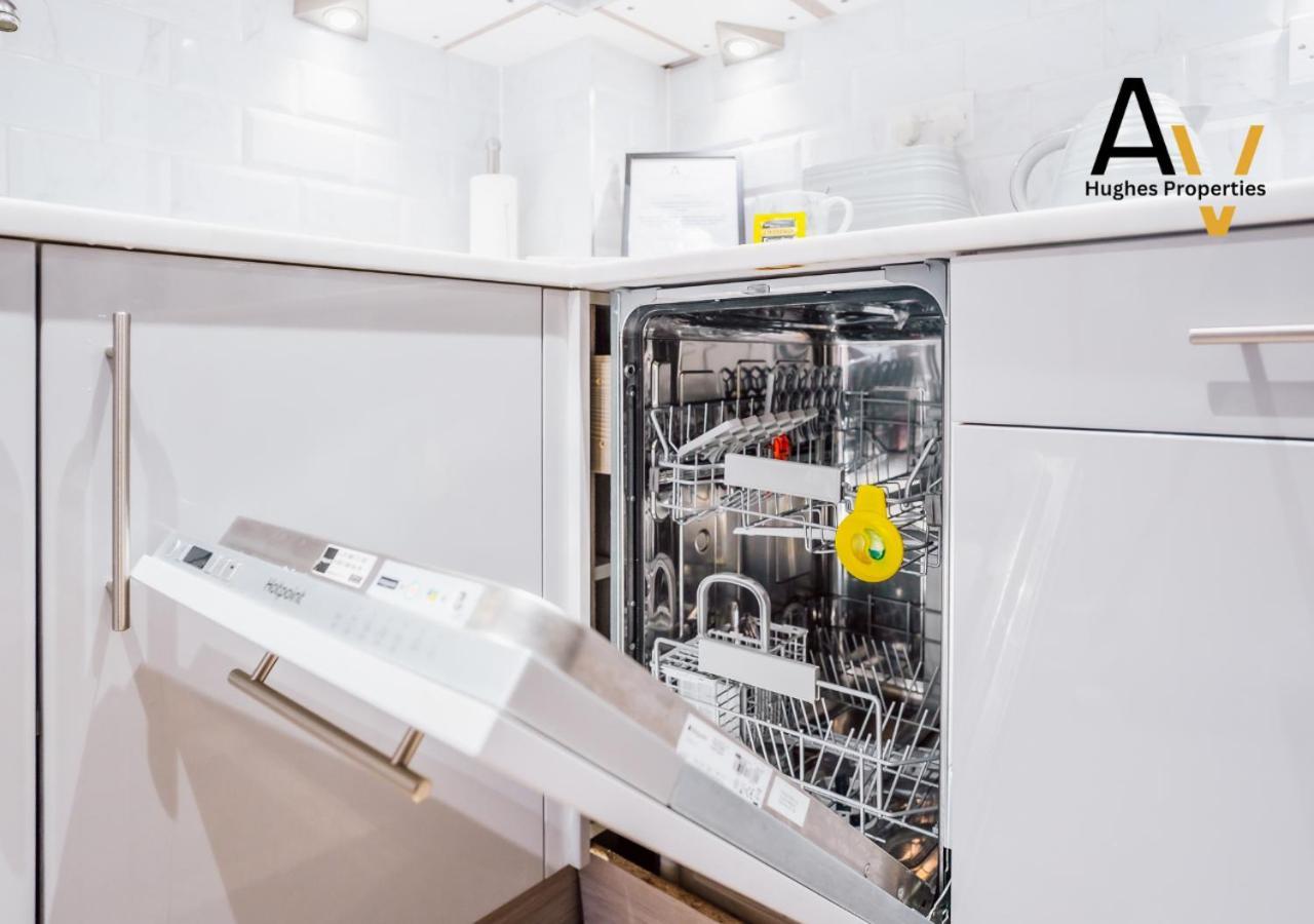 Chic One-Bedroom Apartment - Fast Wi-Fi, 4 Mins From Station, Perfect For Relocation By Av Hughes Properties Milton Keynes