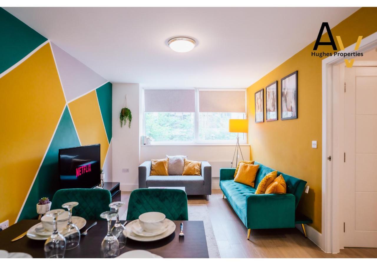 Chic One-Bedroom Apartment - Fast Wi-Fi, 4 Mins From Station, Perfect For Relocation By Av Hughes Properties * Milton Keynes