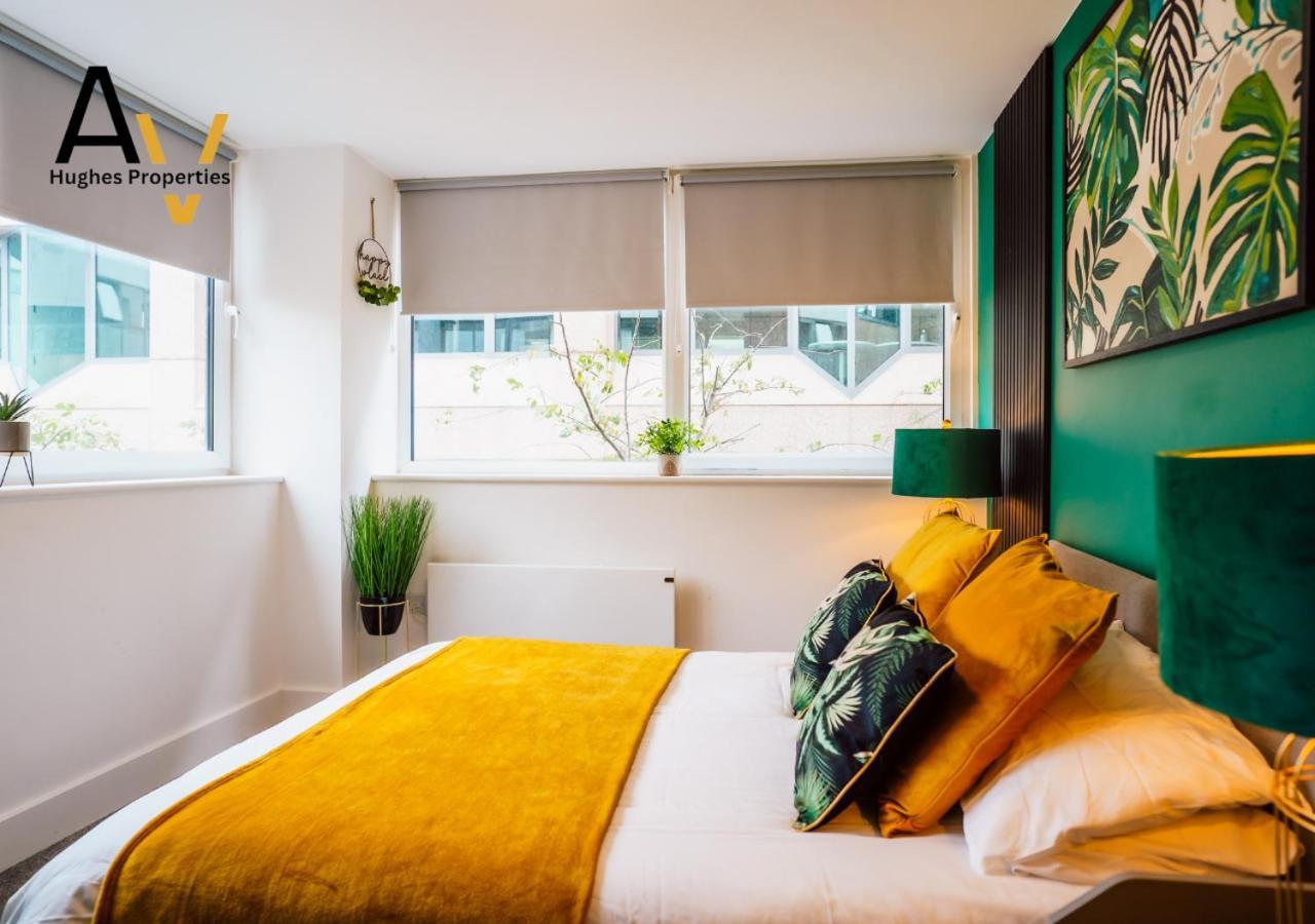 Chic One-Bedroom Apartment - Fast Wi-Fi, 4 Mins From Station, Perfect For Relocation By Av Hughes Properties *