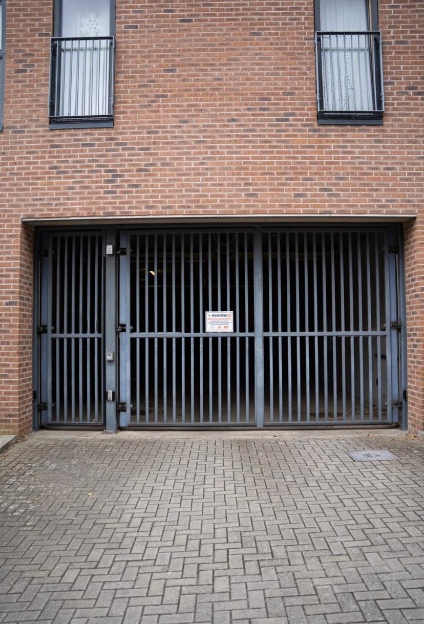 Stylish 2 Bedroom Balcony - Free Underground Parking - Cmk Milton Keynes