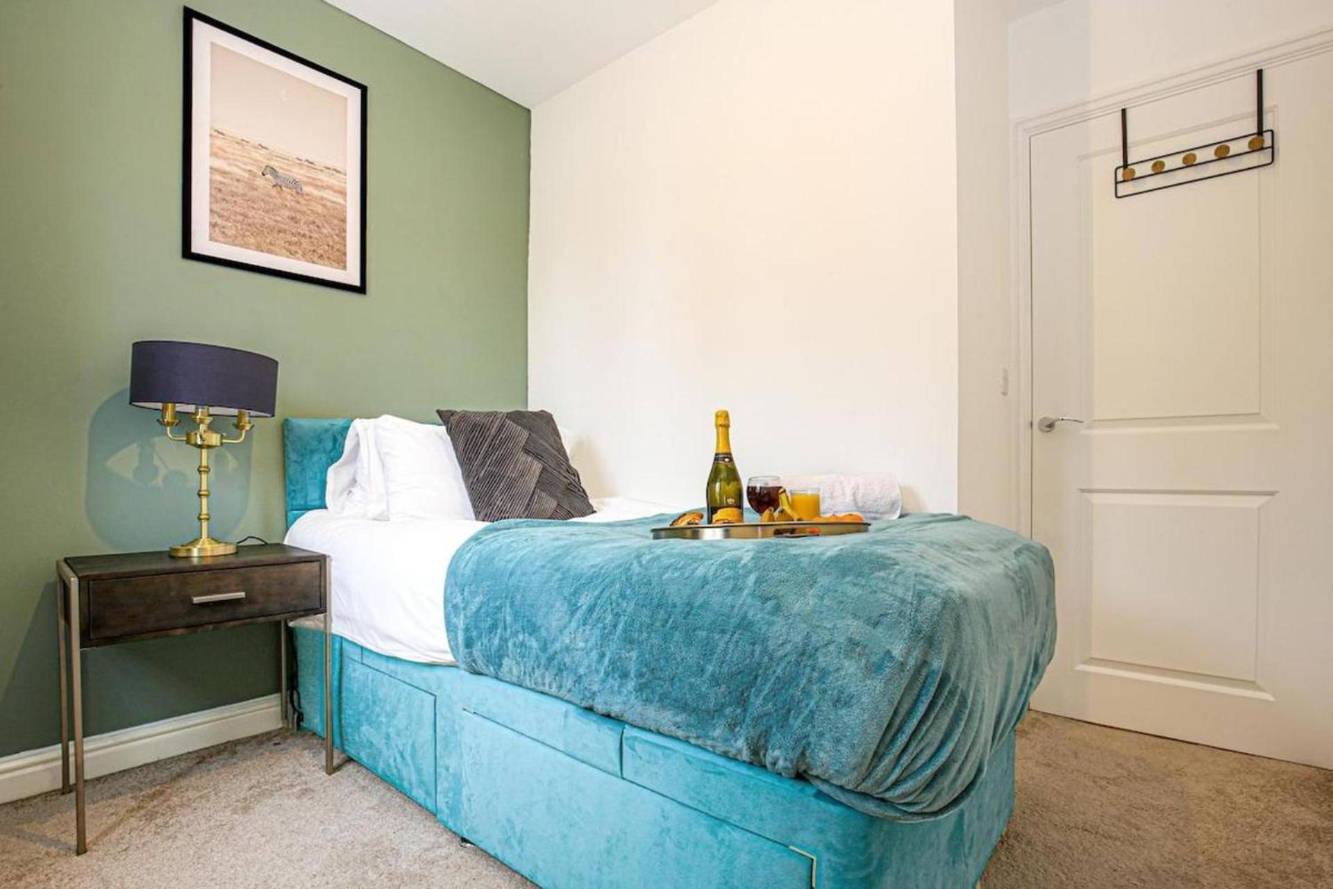 Detached 4 Bed-ultrafast Wifi Garden Free Parking Casa de férias *