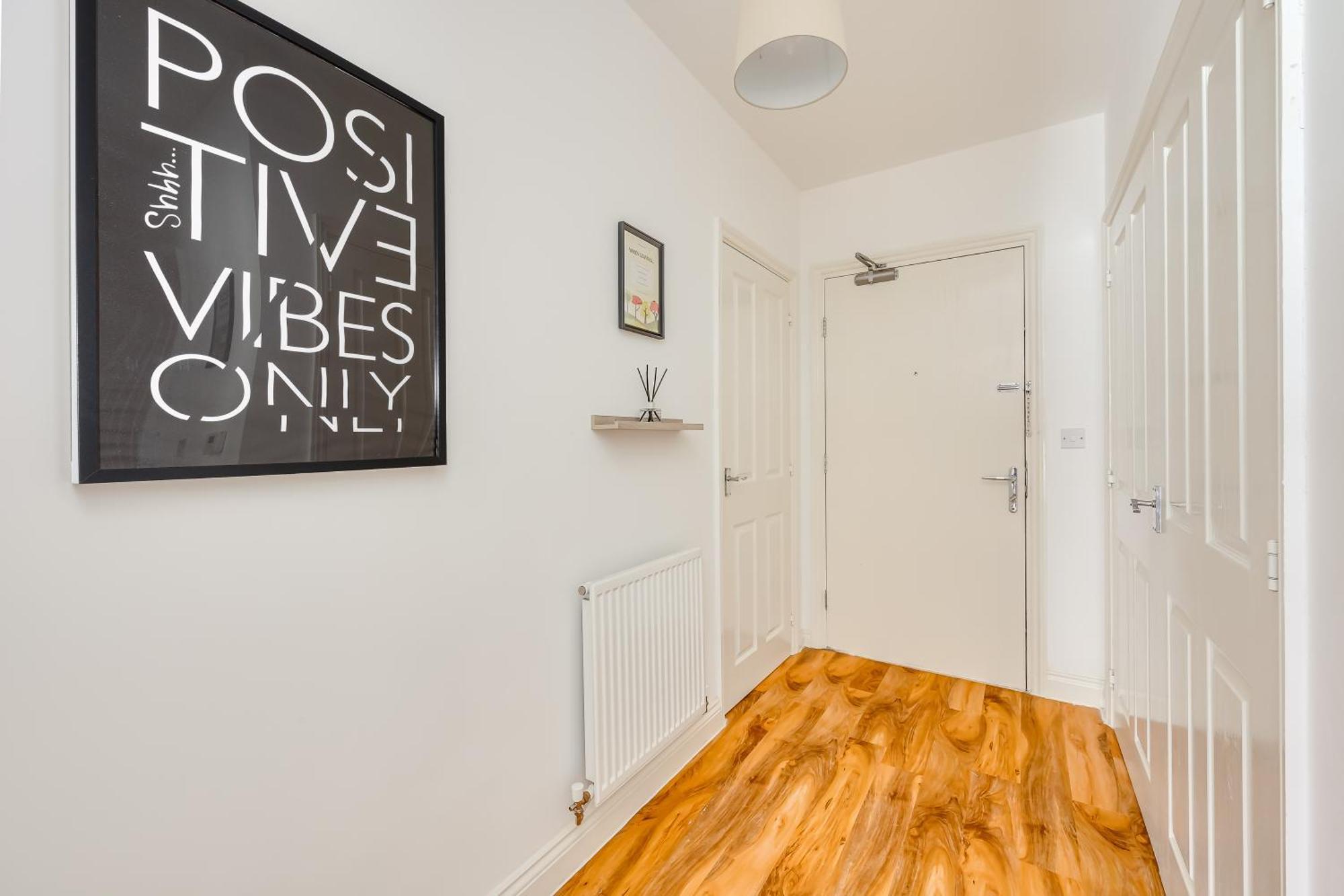 Apartment Centre Luxury: Balcony With Sky Tv And Parking