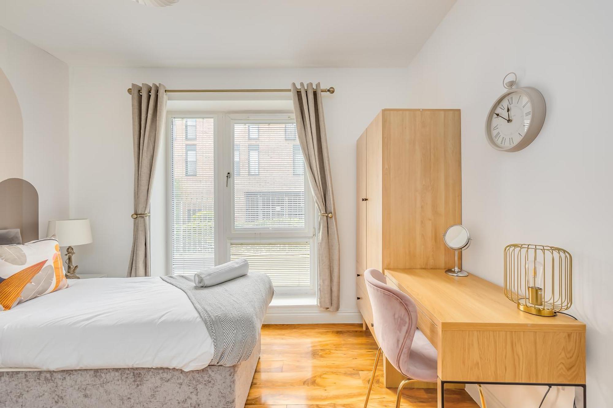 Centre Luxury: Balcony With Sky Tv And Parking Milton Keynes