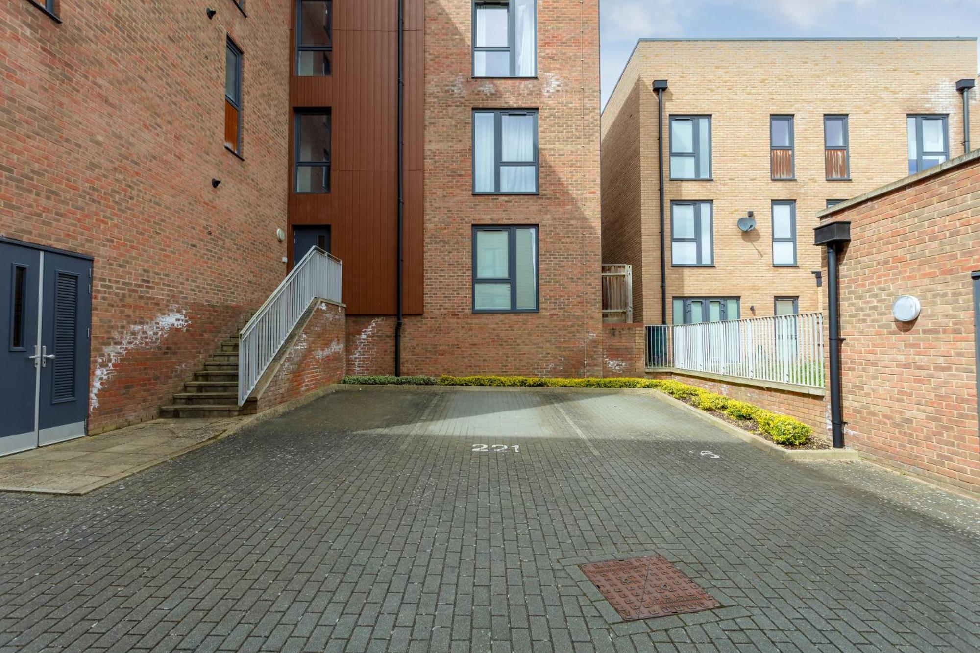 Centre Luxury: Balcony With Sky Tv And Parking