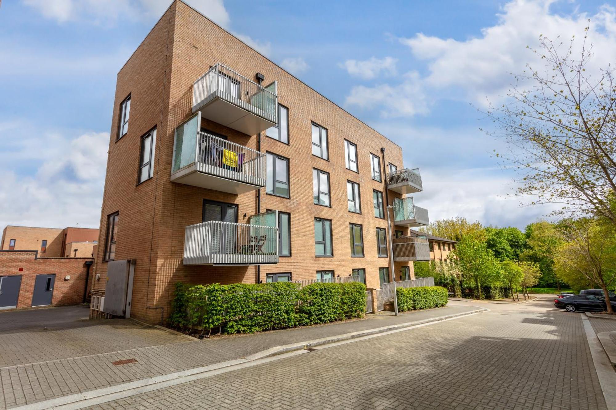 Centre Luxury: Balcony With Sky Tv And Parking Apartment