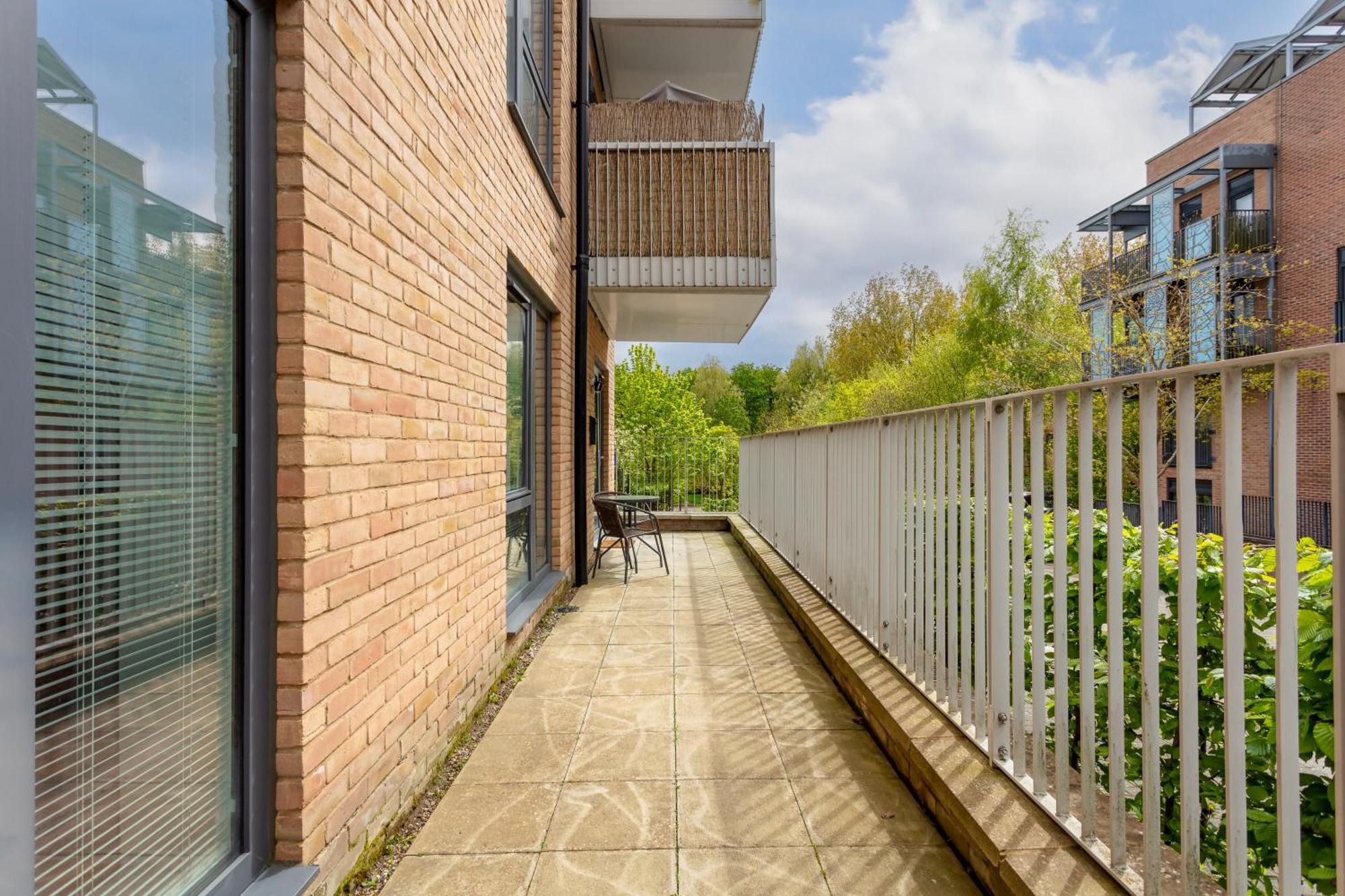 Apartment Centre Luxury: Balcony With Sky Tv And Parking