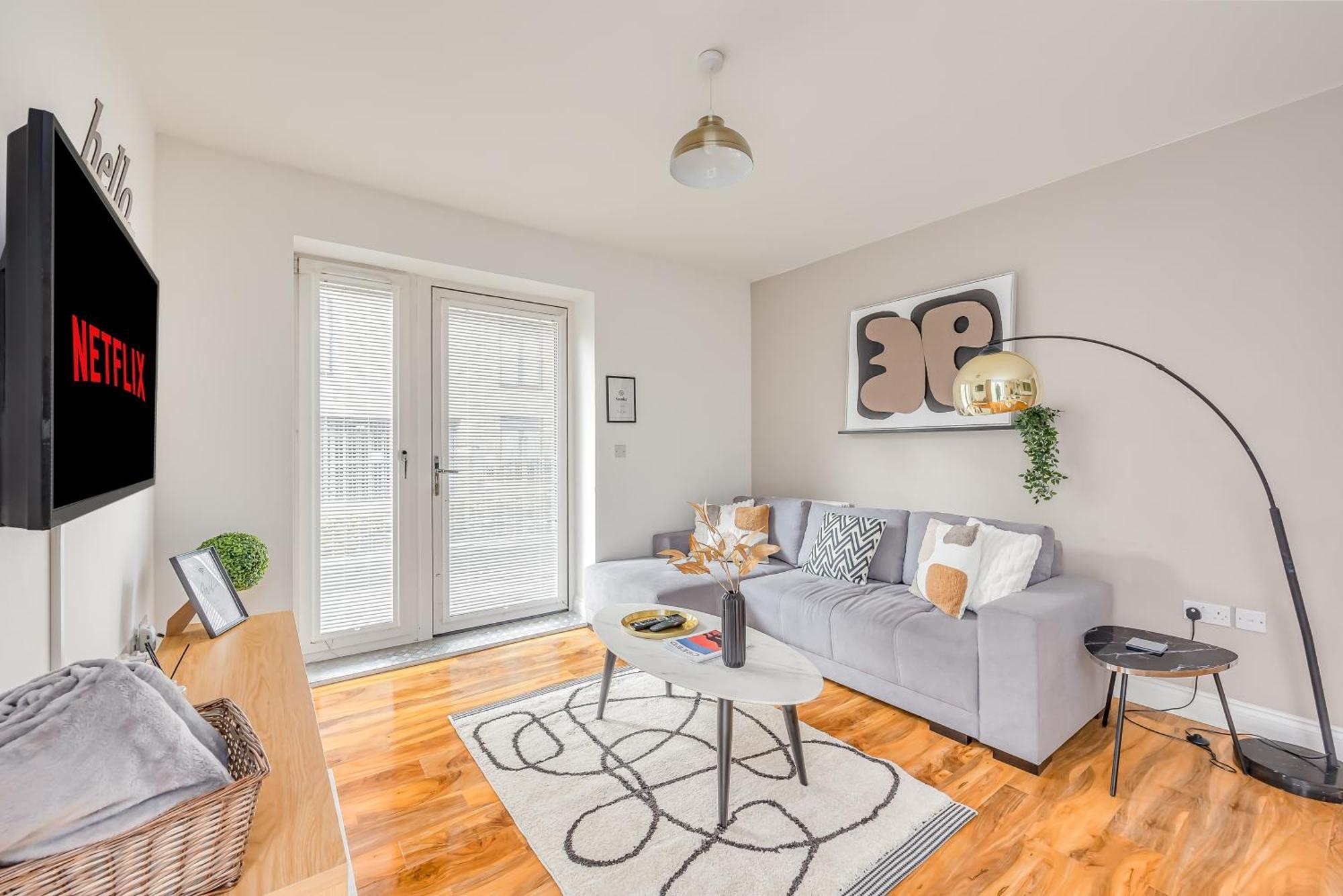 Apartment Centre Luxury: Balcony With Sky Tv And Parking *