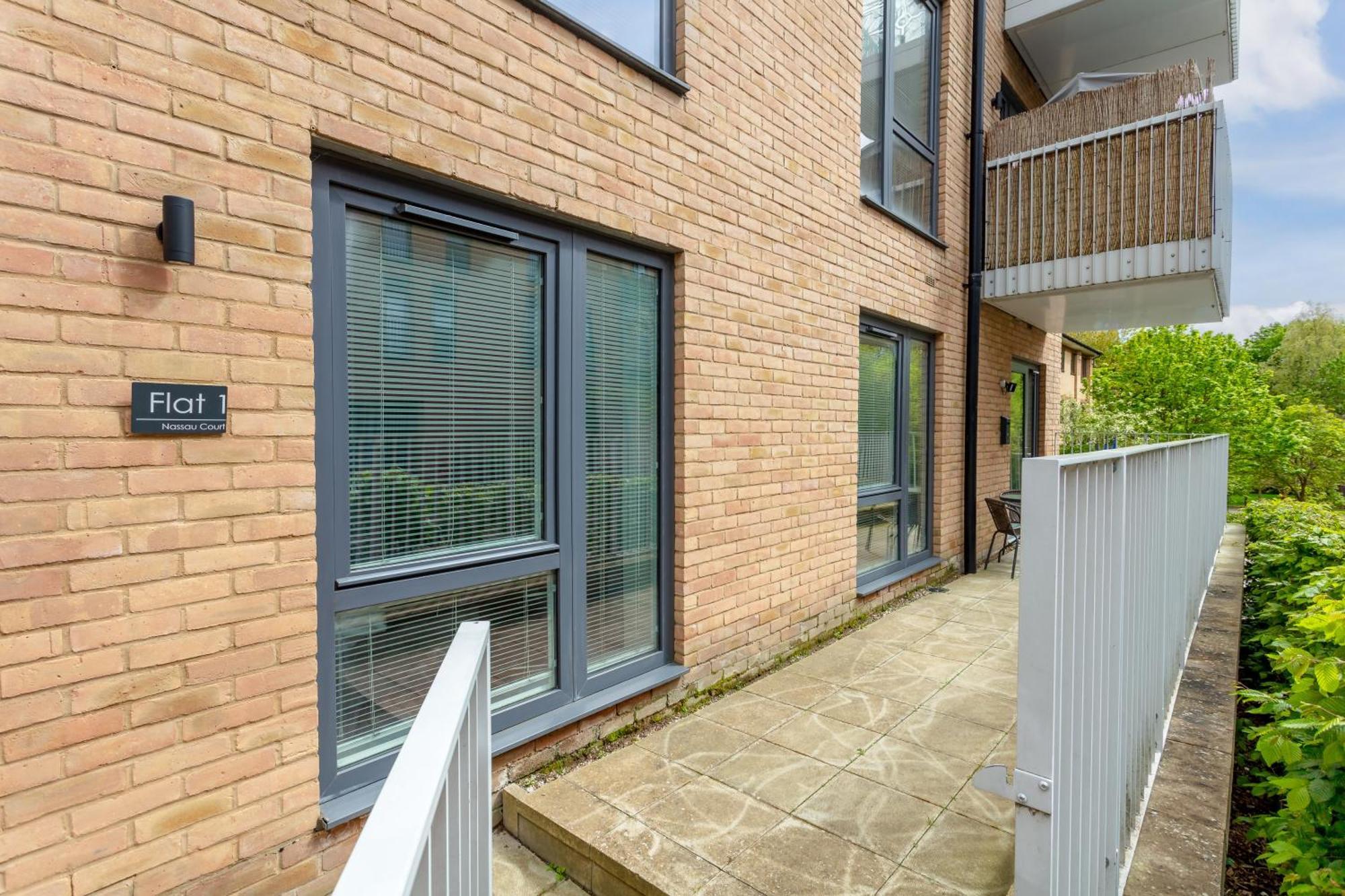 Centre Luxury: Balcony With Sky Tv And Parking Apartment Milton Keynes
