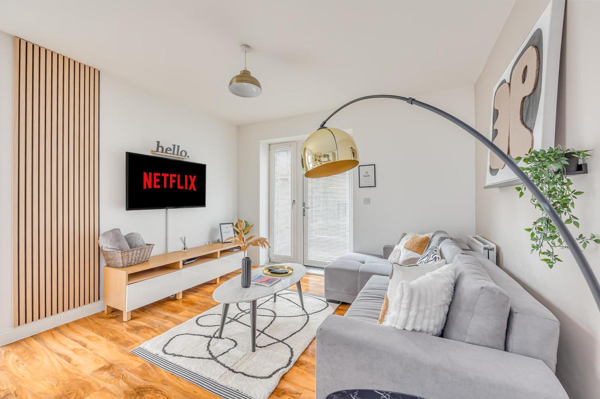 Centre Luxury: Balcony With Sky Tv And Parking Apartment