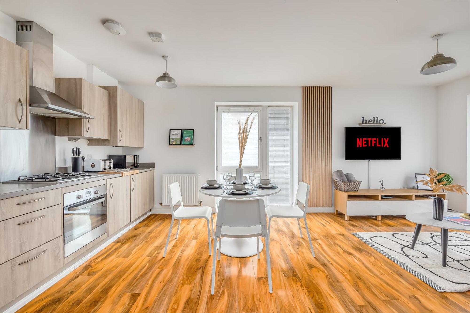 Centre Luxury: Balcony With Sky Tv And Parking Milton Keynes