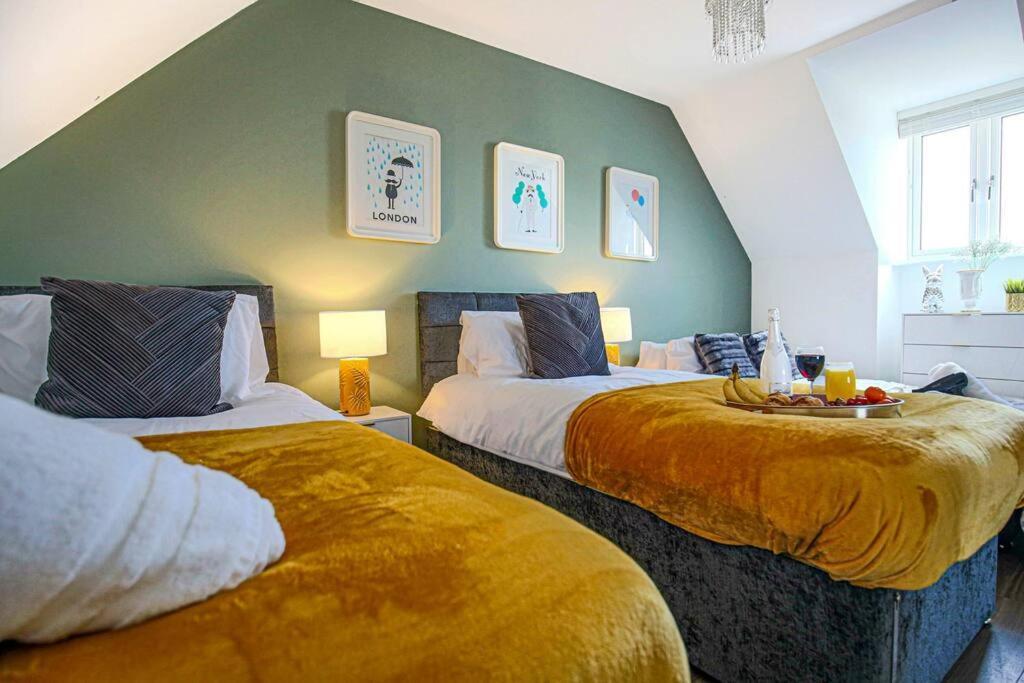 Luxury Detached House With Pool Table, Free Parking, Fast Wifi, Smart Tvs And Garden By Yoko Holiday home Milton Keynes