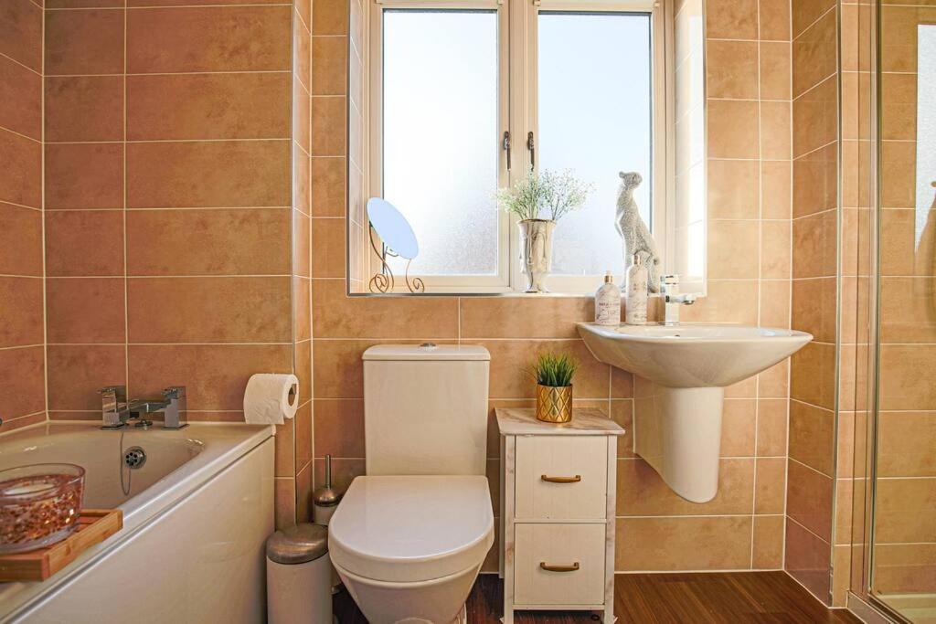 Luxury Detached House With Pool Table, Free Parking, Fast Wifi, Smart Tvs And Garden By Yoko Holiday home Milton Keynes