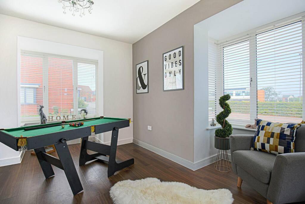 Luxury Detached House With Pool Table, Free Parking, Fast Wifi, Smart Tvs And Garden By Yoko Holiday home