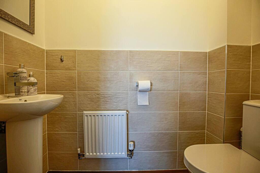 Luxury Detached House With Pool Table, Free Parking, Fast Wifi, Smart Tvs And Garden By Yoko Holiday home Milton Keynes