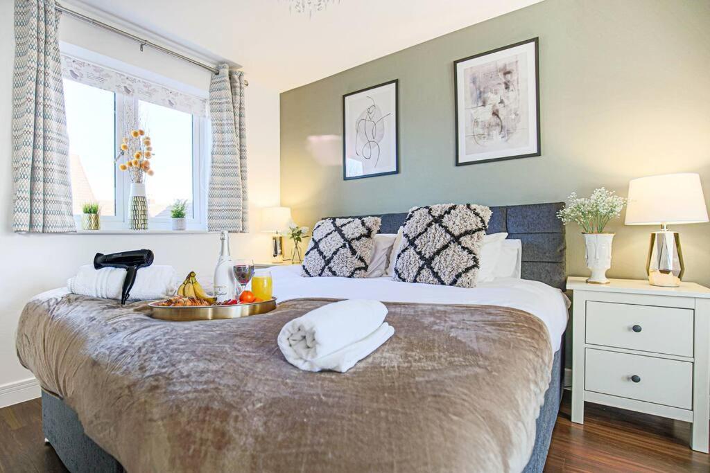 Luxury Detached House With Pool Table, Free Parking, Fast Wifi, Smart Tvs And Garden By Yoko Milton Keynes