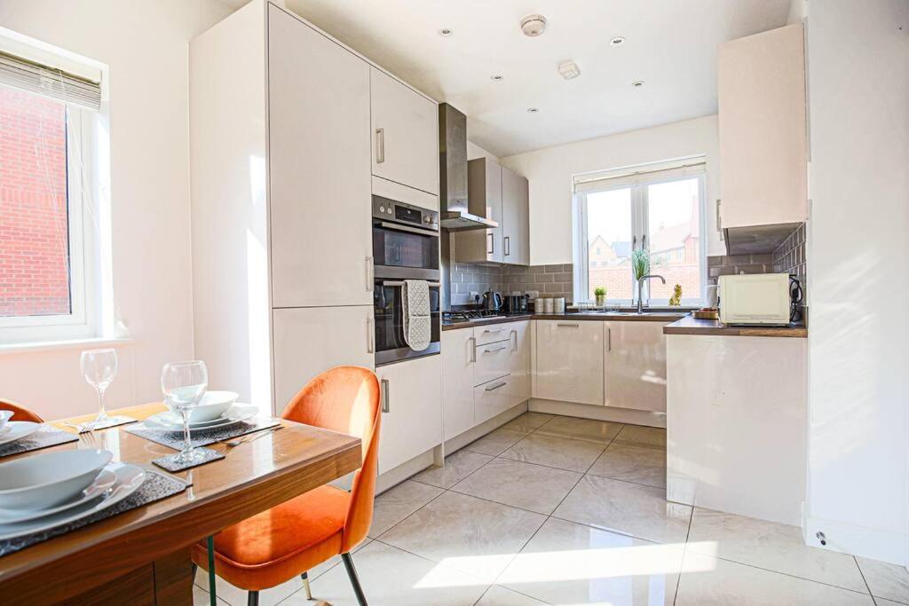 Luxury Detached House With Pool Table, Free Parking, Fast Wifi, Smart Tvs And Garden By Yoko