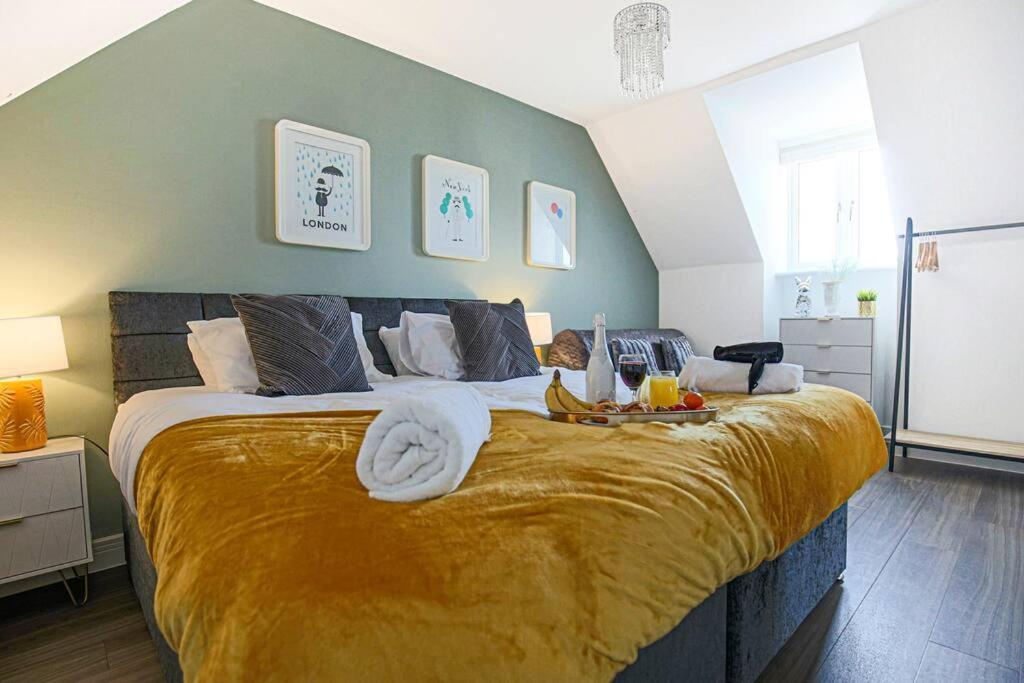 Luxury Detached House With Pool Table, Free Parking, Fast Wifi, Smart Tvs And Garden By Yoko Holiday home Milton Keynes